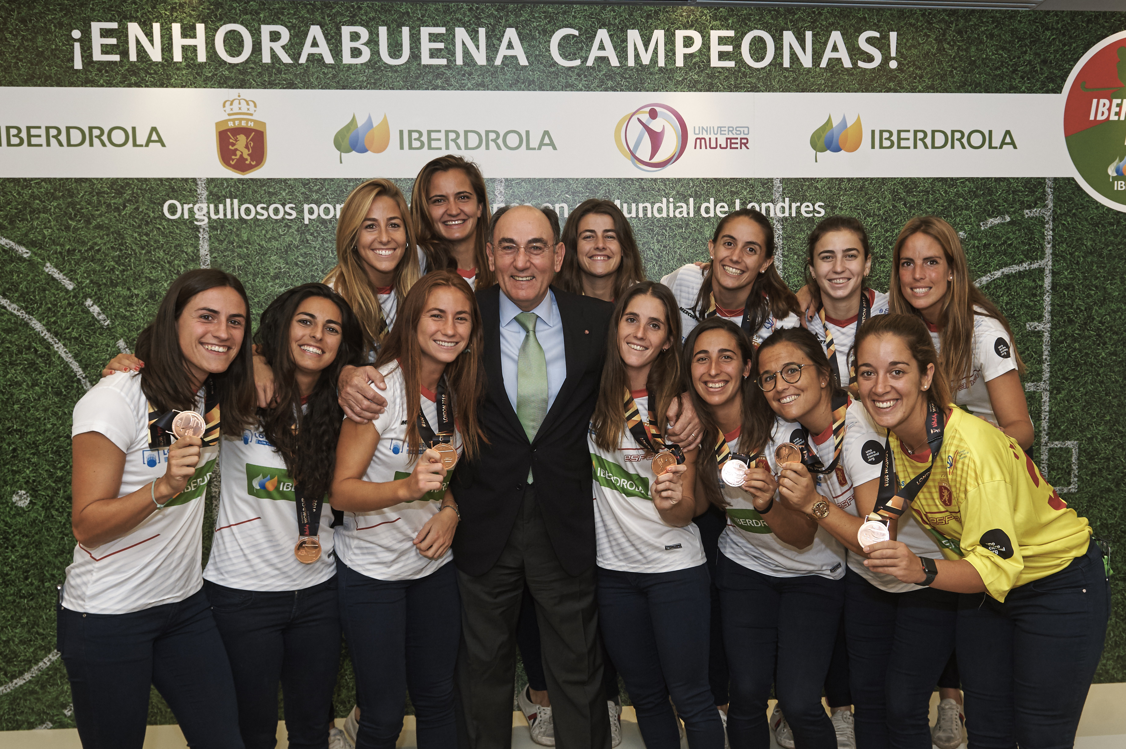 foto noticia La selección femenina acude a las oficinas de Iberdrola para celebrar los éxitos logrados. Ignacio Galán entrega el premio MVP a la mejor deportista de la Liga Iberdrola de hockey hierba a Lucía Jiménez.